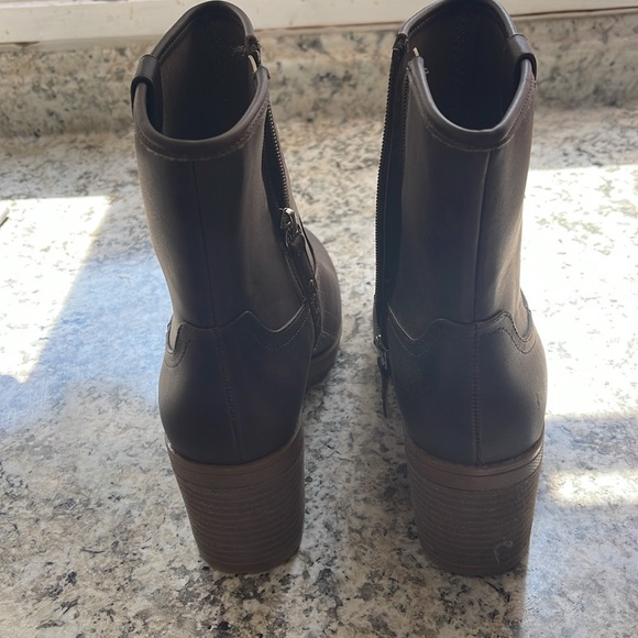 Dr. Scholl’s brown boots size 8.5. - Picture 2 of 4